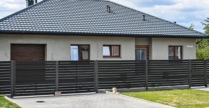 Casa de un piso con reja de perfiles de acero y techo de lámina tipo teja - fachadas de casas modernas un piso