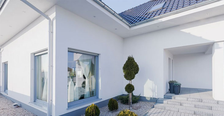 Casa estilo bungalow con ventanas grandes en una zona residencial