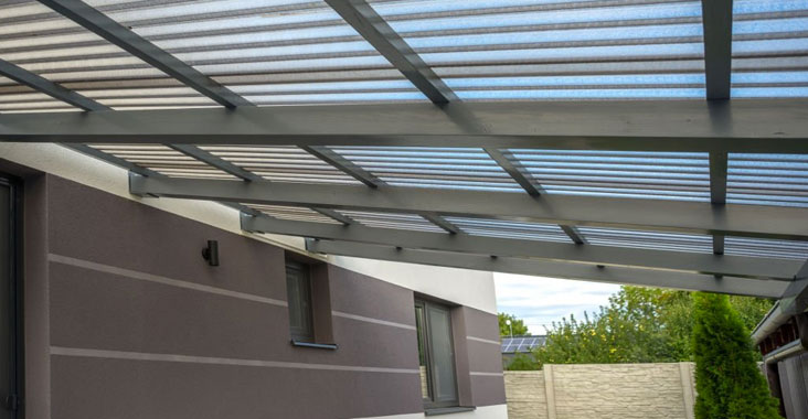 Fachada de casa con pergola que sirve como estacionamiento - fachadas de casas modernas un piso