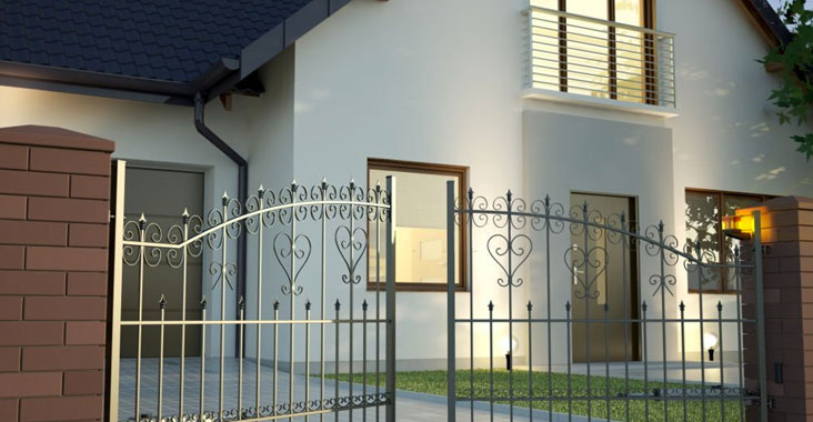 Fachada de casa con ventanas grandes y perfiles de acero en la entrada