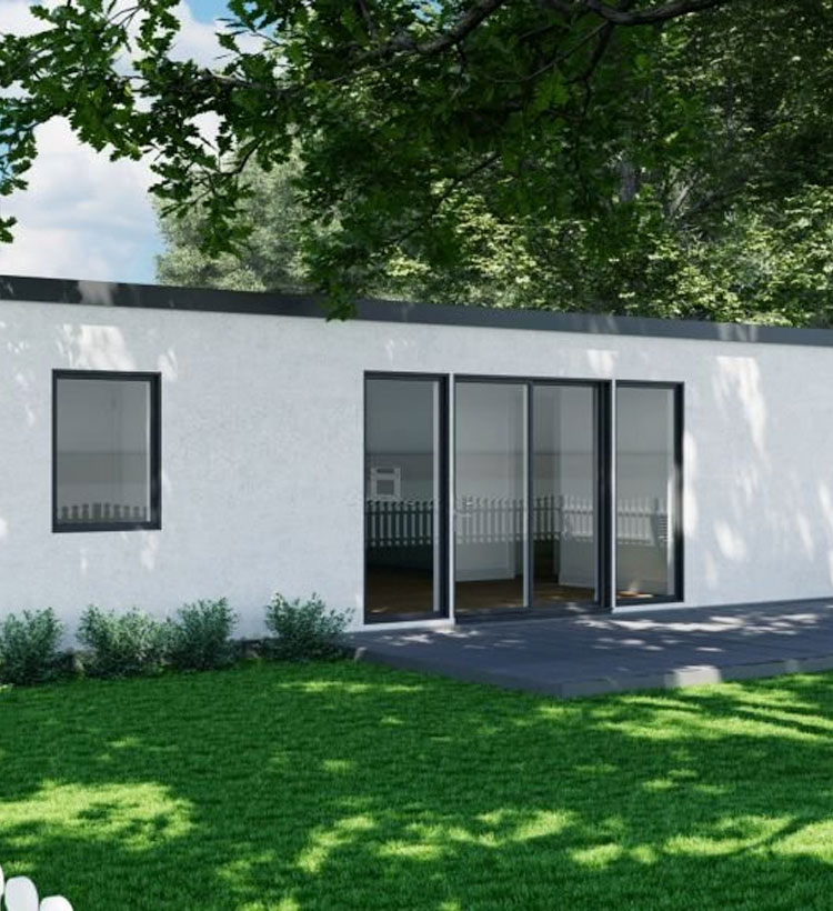 Fachada de una casa de un piso con vegetación y grandes ventanas