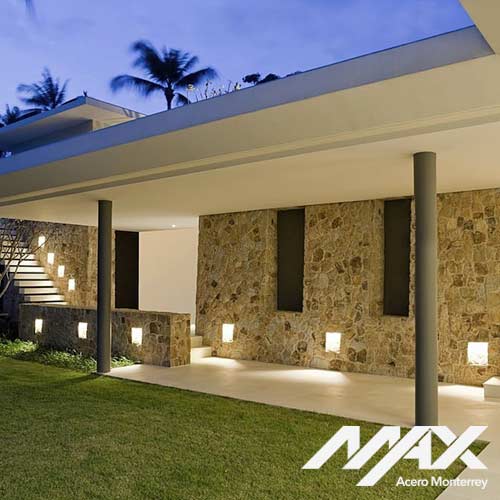 Fachada moderna de una casa con elementos de mampostería