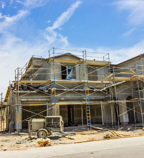 Construcción de una casa de dos pisos durante la etapa de obra gris