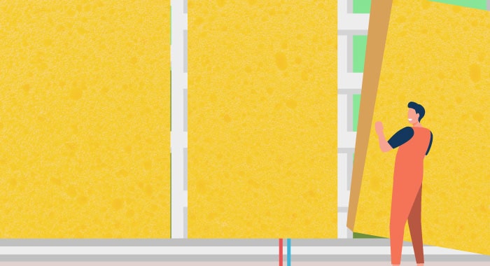 Instalación de aislante térmico dentro de una casa en construcción