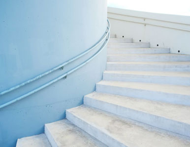 Acercamiento a escalera de caracol con eje de gran tamaño