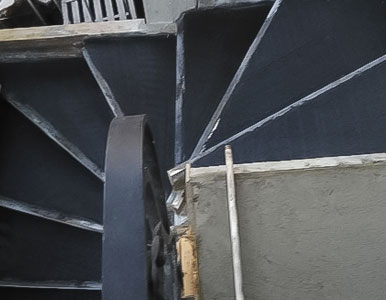 Acercamiento a escalones de escalera abanico negra