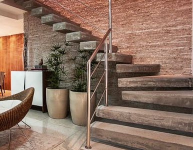 Escalera con escalones volados y barandal de metal