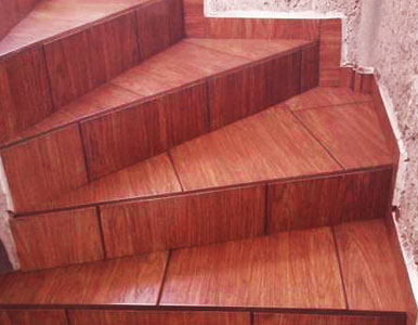 Escalera de abanico con loseta imitación madera