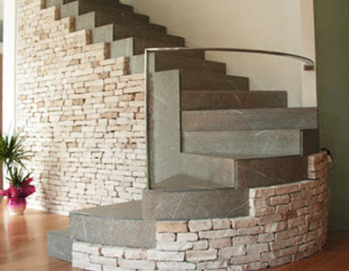 Escalera en abanico de concreto con escalones rectos