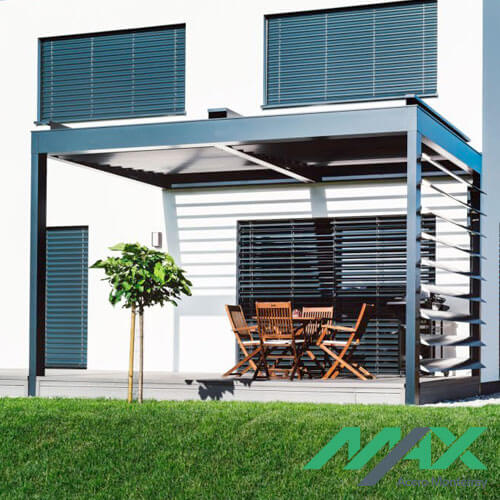 Casa con pérgola de acero en jardín