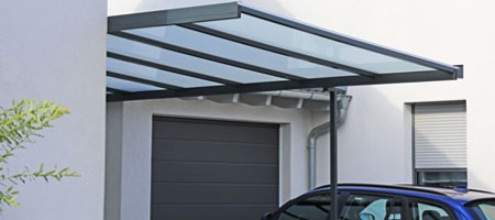 Cochera cubierta con pérgola de acero y policarbonato