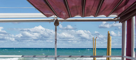 Pérgola con lona corrediza roja en terraza