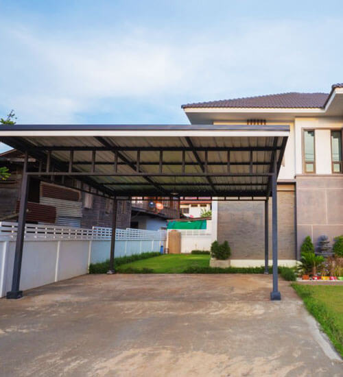 Pérgola de acero en cochera de casa