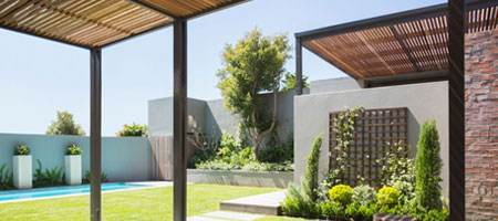 Pérgola fabricada con acero y madera