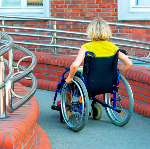Rampa accesible fija en la entrada de un inmueble - rampas para discapacitados