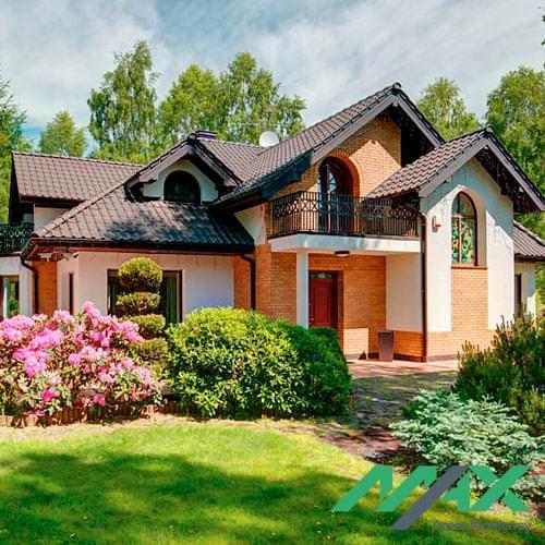 Casa de estilo rústico con una fachada con teja y piedra en su diseño