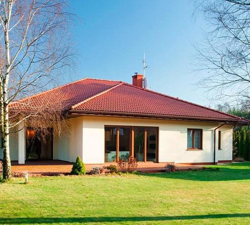 Casa de un piso tipo bungalow con una fachada con teja de estilo más colonial