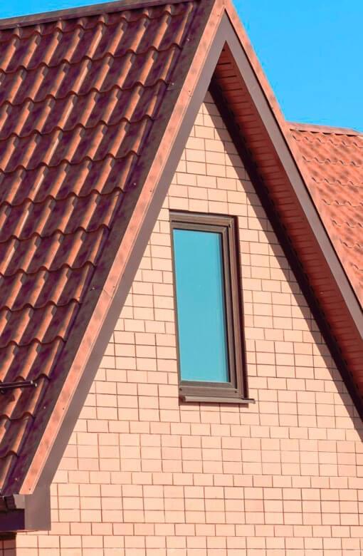 Fachada con teja fabricada con lámina Galvateja roja