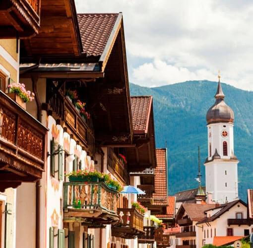 Serie de casas con estilo rústico con balcones y fachadas con teja