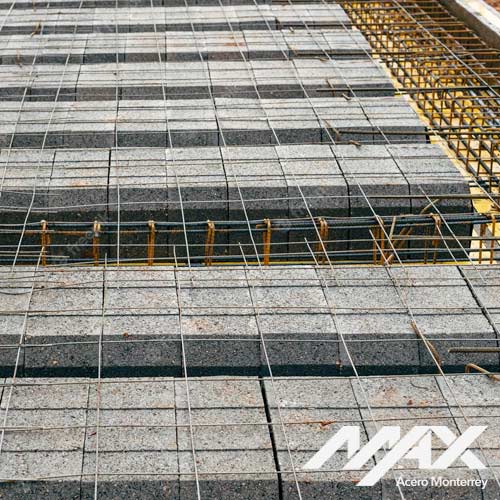 Columnas de concreto armado en construcción