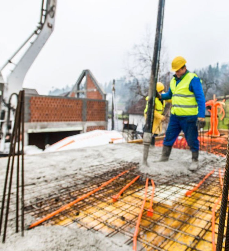 Trabajadores de la construcción vertiendo concreto en la elaboración de uno de los tipos de losas