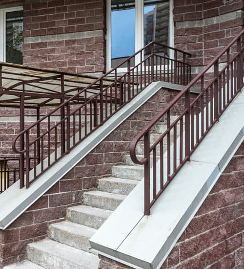 Escaleras de concreto con barandal de herrería