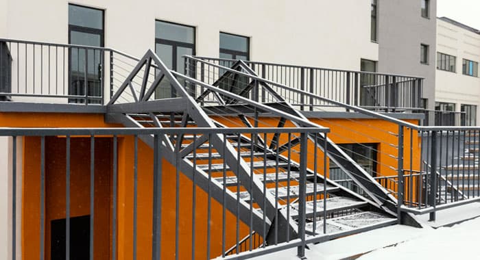 Sistema de barandales modernos de herrería instalado en los balcones y la escalera que conecta dos edificios