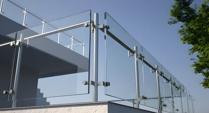 Vista de detalle de balcones con barandales modernos elaborados principalmente con vidrio y tubos de acero