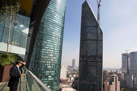 La Torre Reforma que cuenta con certificación LEED vista desde balcón