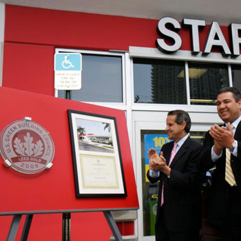 Personas durante ceremonia de inauguración de edificio recibiendo certificación LEED