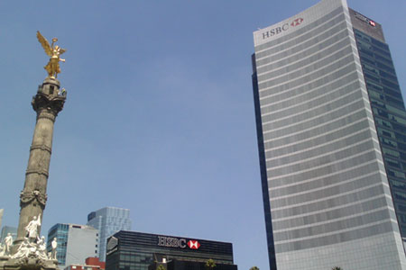 Vista desde el nivel del suelo de la torre HSBC en Ciudad de México