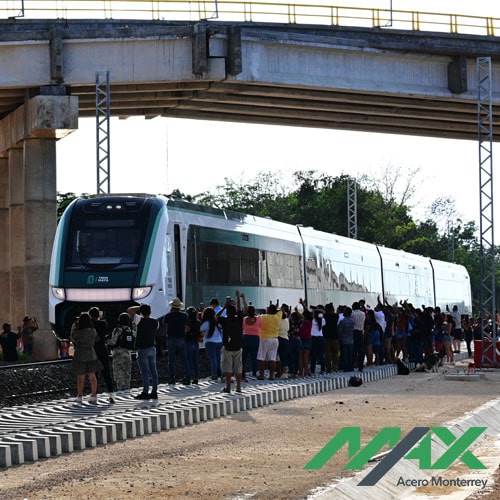 Convoy del Tren Maya haciendo un recorrido durante las fases de prueba y construcciones frente a pobladores de la zona