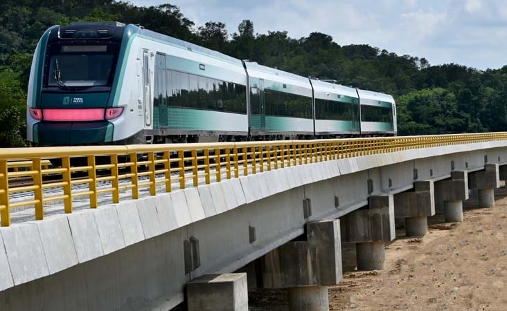 Convoy del Tren Maya junto a las últimas construcciones de infraestructura de este transporte