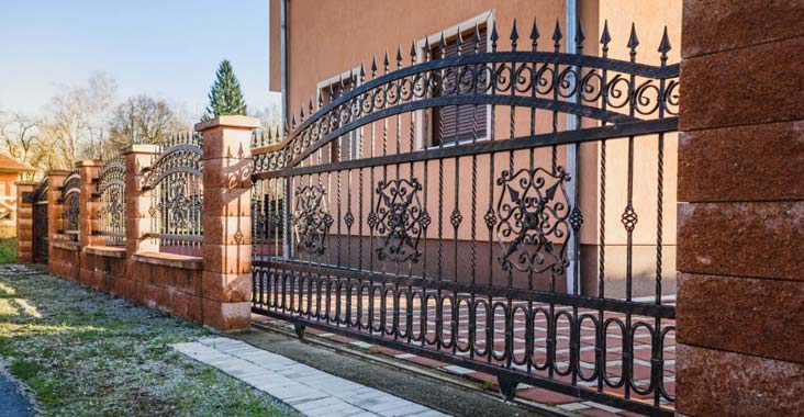 Bardas parciales siendo construidas en una casa, combinan materiales como blocks de concreto y trabajos de herrería