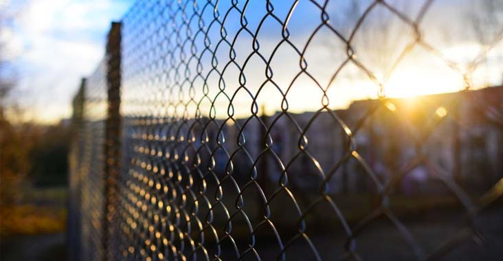 Casa delimitada con ayuda de malla ciclónica para impedir el paso al interior