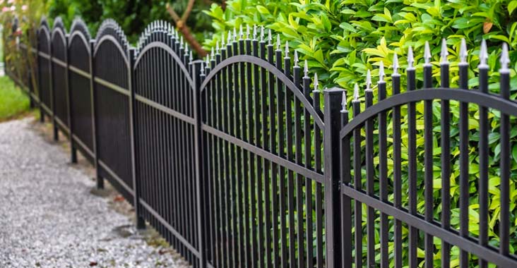 Cerca de estacas blancas de altura baja instalada para proteger los jardines de una casa