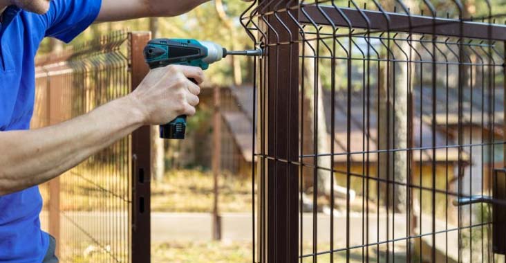 Cercas perimetrales de reja de acero siendo instaladas para incrementar la seguridad de una casa