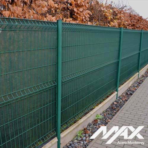 Fachada exterior delimitada por una cerca perimetral