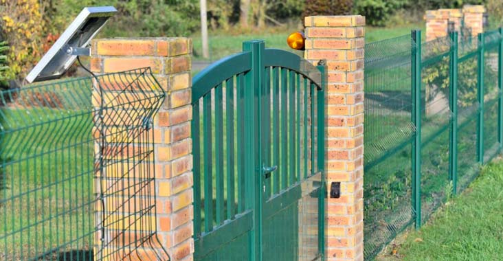 La reja de acero siendo instalada en una casa en zona residencial