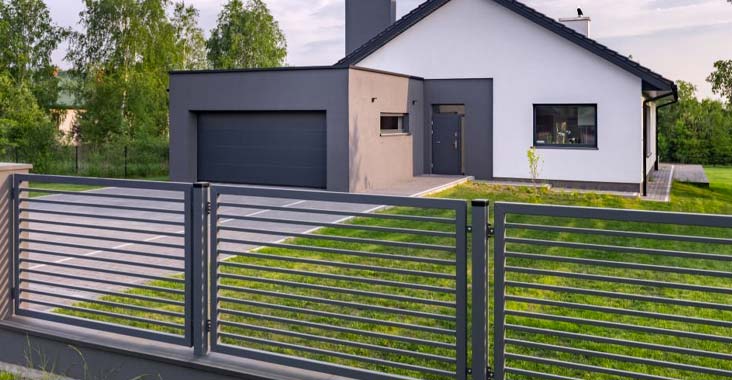 Las cercas perimetrales modernas para casa siendo construidas con soleras de acero y ptr para acabados más limpios y uniformes