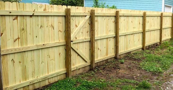 Patio trasero de una casa delimitado con paneles de madera cerrados