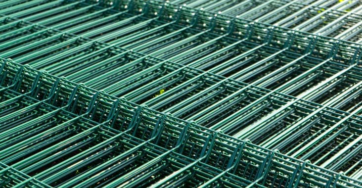 Reja de acero estibada y apilada en un almacén lista para realizar un envío a una casa