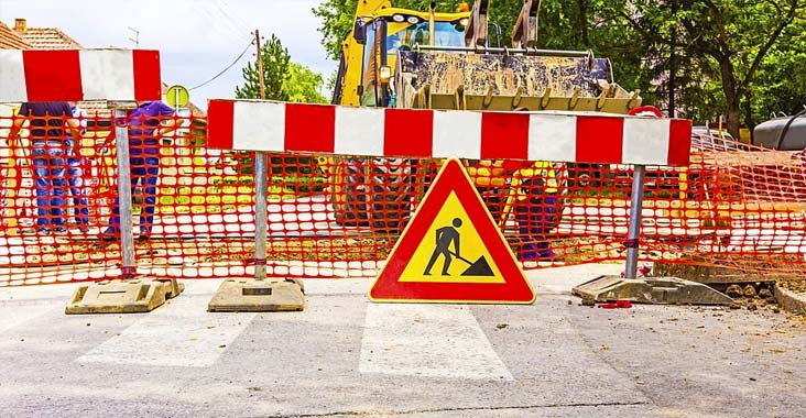 Reja de vinil flexible siendo instalada en zonas de construcción de casas como cerca perimetral de señalización