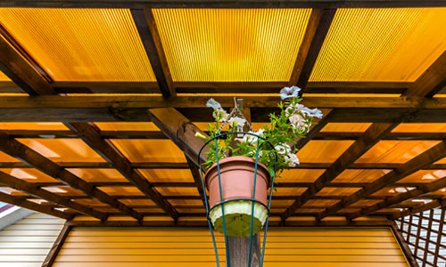 Acercamiento a techo de terraza fabricado con policarbonato celular