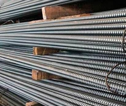 Varillas corrugadas empaquetadas y acomodadas en bodega para su comercialización.