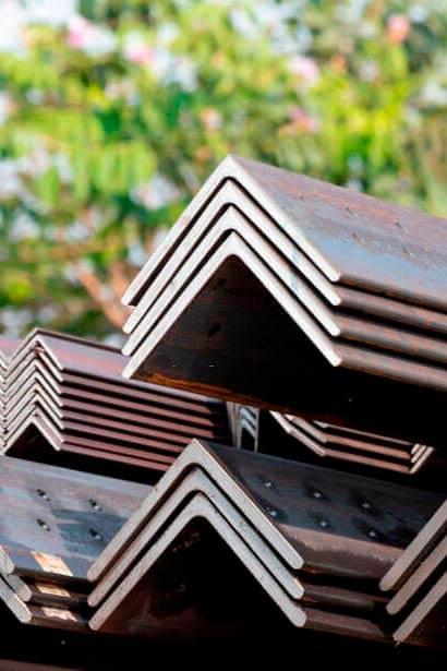 Ángulo de acero con estructura en forma de L con lados iguales.