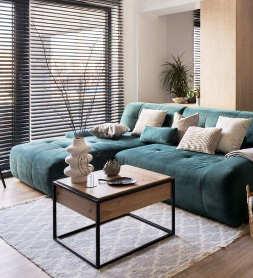 Mesa de centro con decoraciones frente a sillón verde