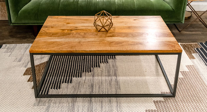 Mesa de centro en herrería con forma rectangular elaboradas con acero y madera