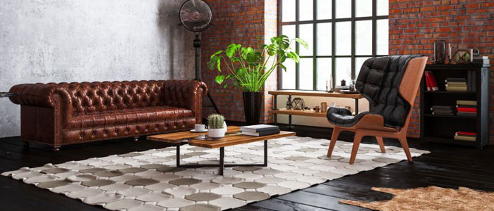 Mesa de centro de herrería en medio de una sala con piezas decorativas