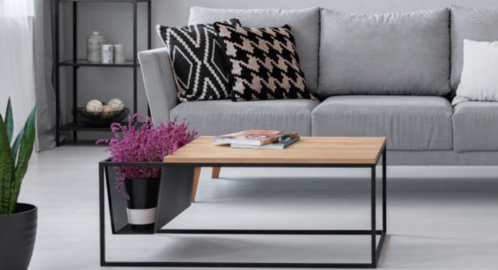 Mesa hecha con perfiles PTR y una tabla de madera